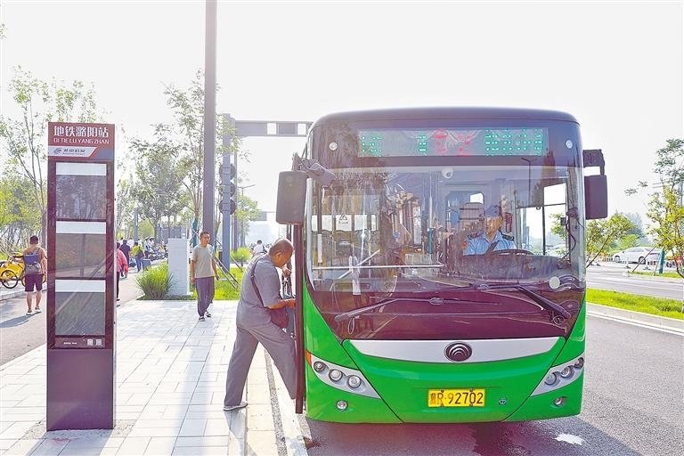 202608241634325055.jpg 图为在北京地铁潞阳站出口旁